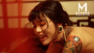တက်တူးနဲ့ ဆံပင်အနက်ရောင်ကောင်းမလေး