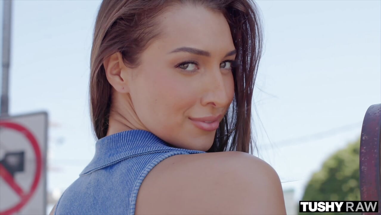 အချောလေးရဲ့နက်နဲပြီး တင်းကျပ်သောအိုးလေး