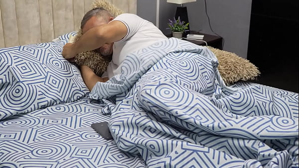 အဲဒါနဲ့ သူလည်း သူနဲ့ အဲဒီမိန်းကလေးက ချစ်သူတွေဖြစ်ခဲ့တယ်လို့ လိမ်ပြီး အတူနေလိုက်ကြတယ် ဒီလိုနဲ့ အဲဒီမိန်းကလေးက အတိတ်ကို ပြန်မှတ်မိလာမလား